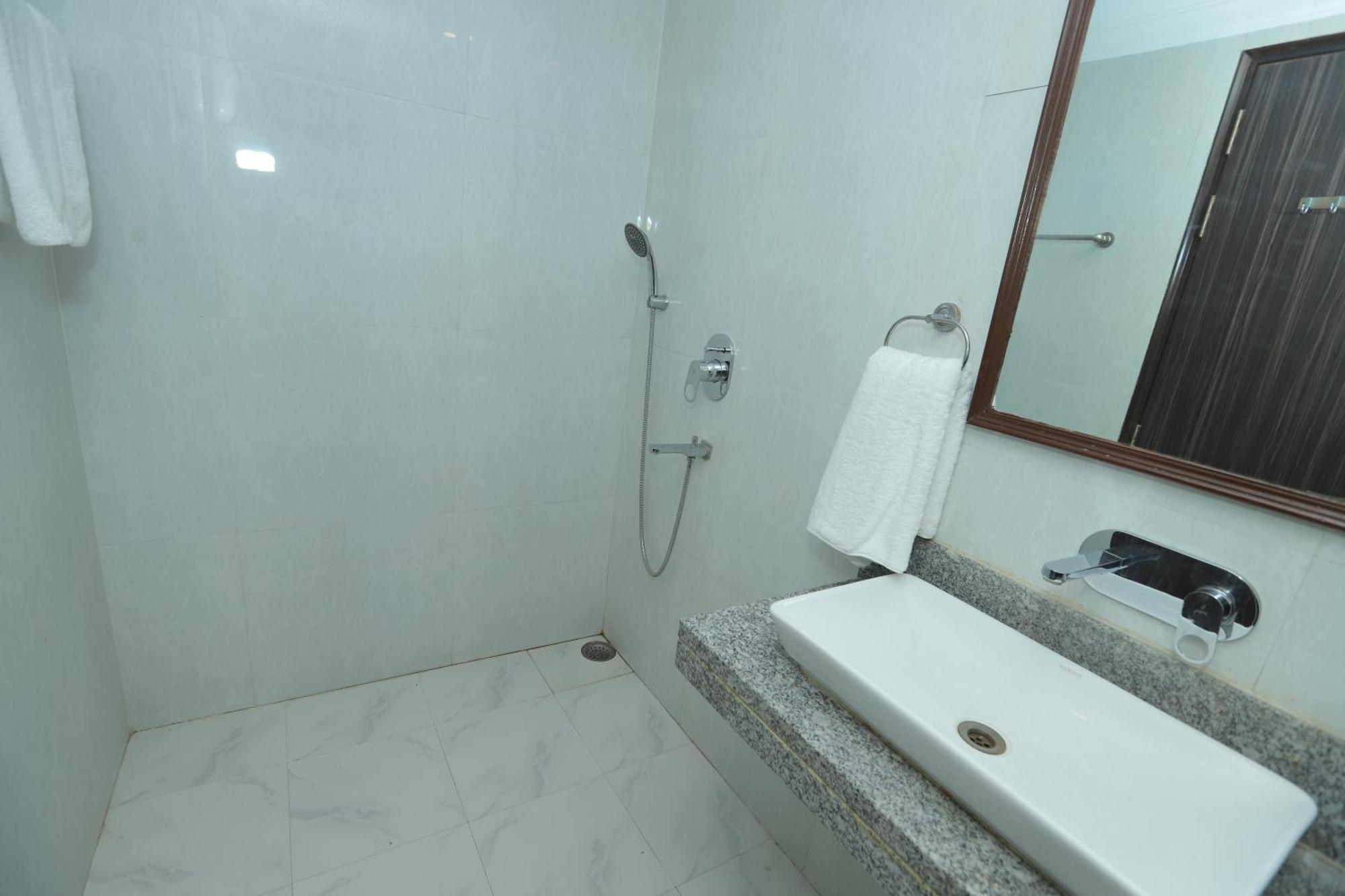 The Almora Residency - Complimentary Airport Trasnfer Hotel New Delhi Bagian luar foto