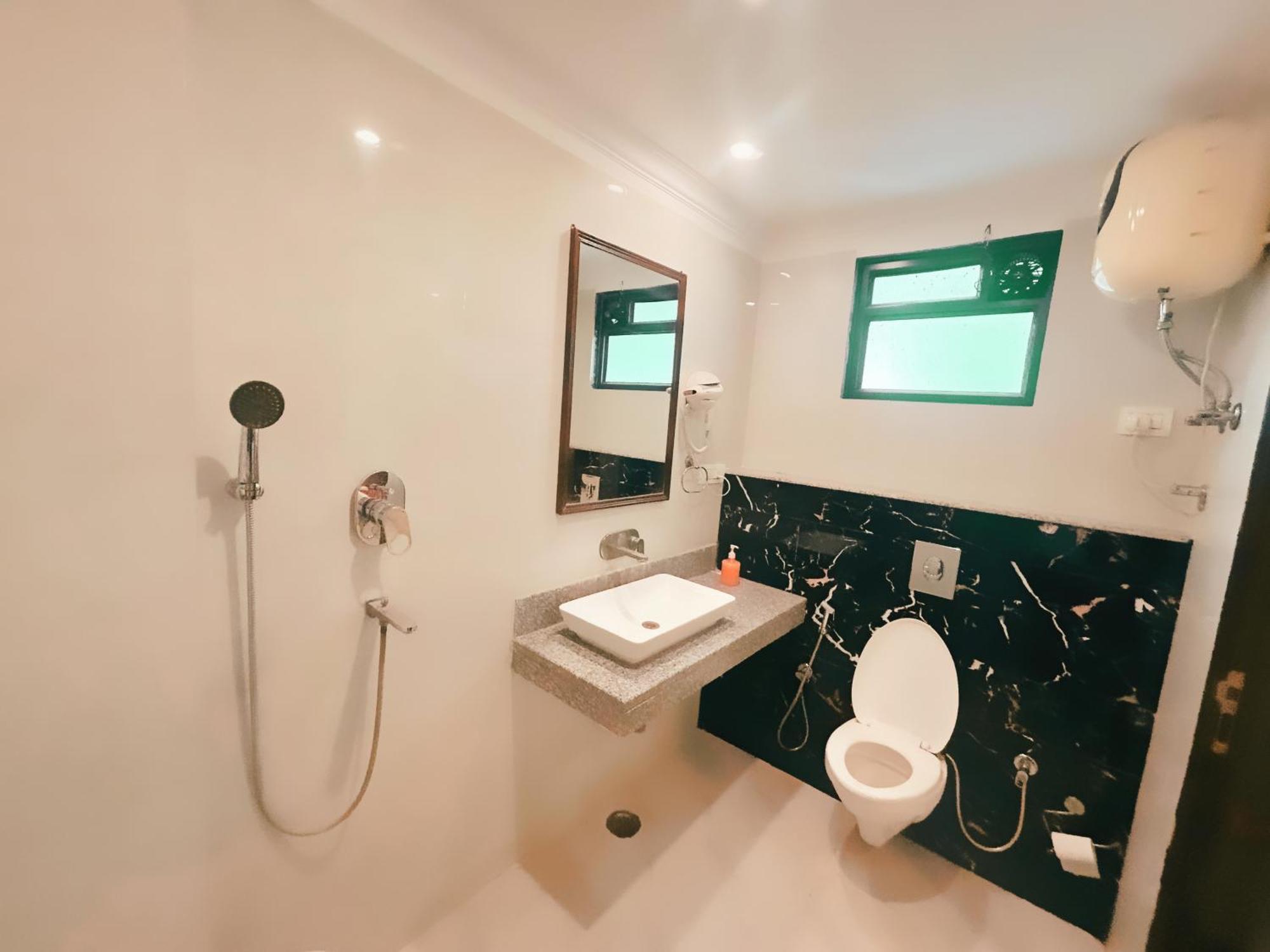 The Almora Residency - Complimentary Airport Trasnfer Hotel New Delhi Bagian luar foto