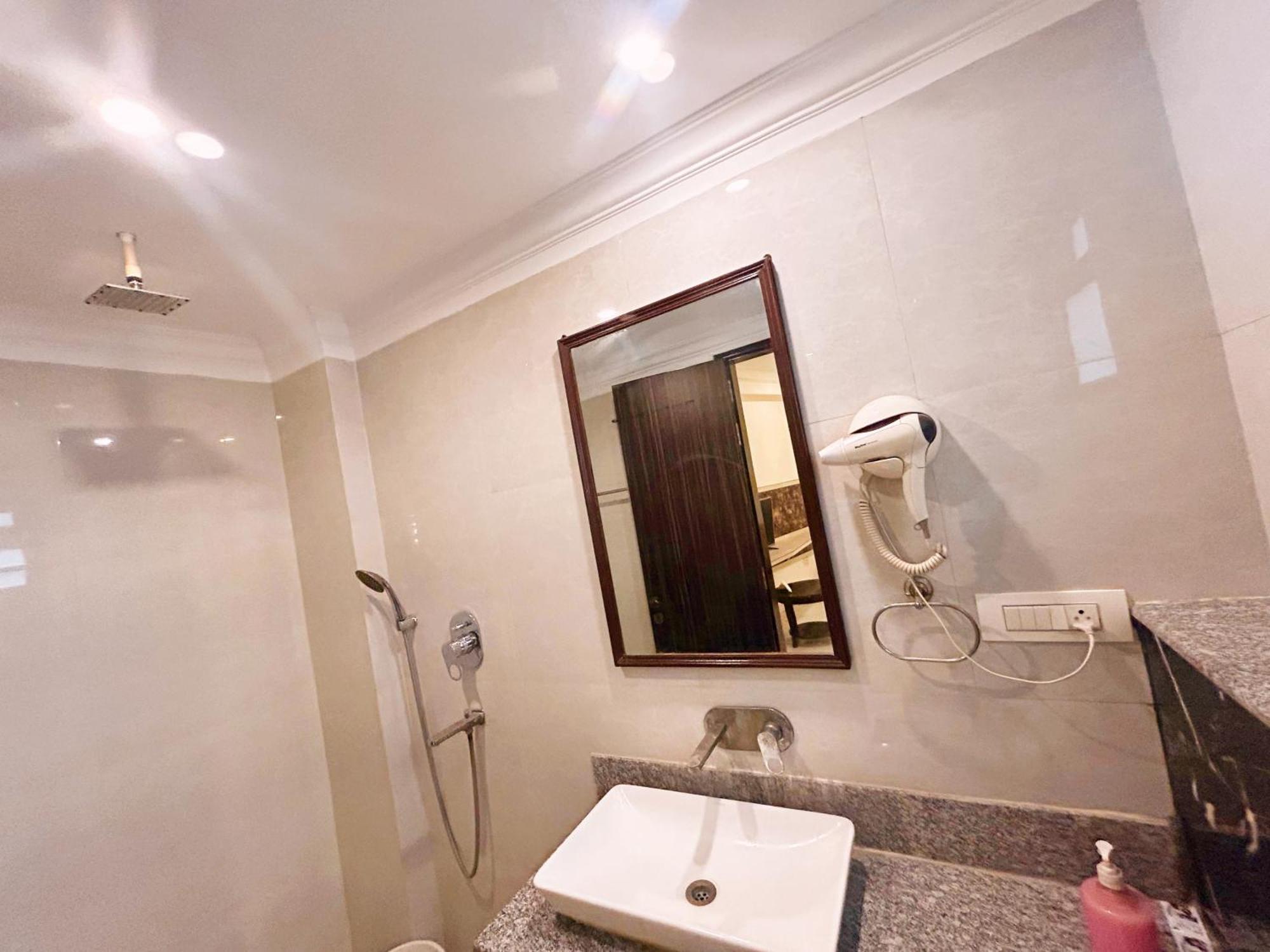 The Almora Residency - Complimentary Airport Trasnfer Hotel New Delhi Bagian luar foto