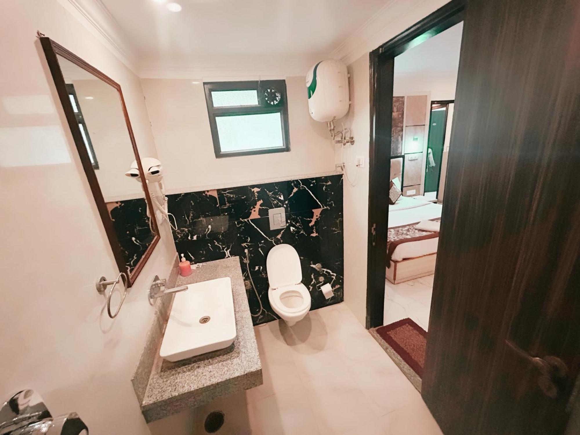 The Almora Residency - Complimentary Airport Trasnfer Hotel New Delhi Bagian luar foto