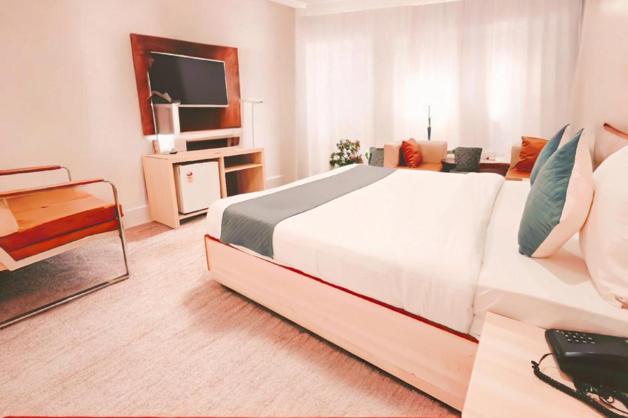 The Almora Residency - Complimentary Airport Trasnfer Hotel New Delhi Bagian luar foto