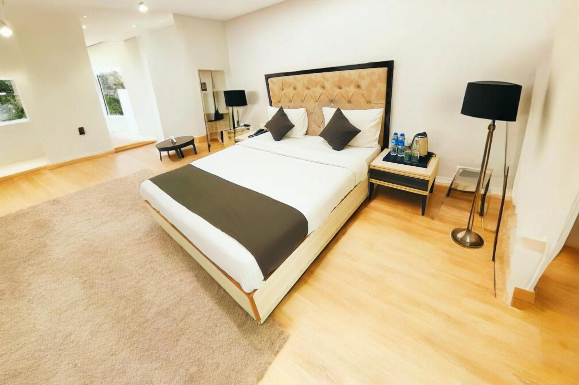 The Almora Residency - Complimentary Airport Trasnfer Hotel New Delhi Bagian luar foto