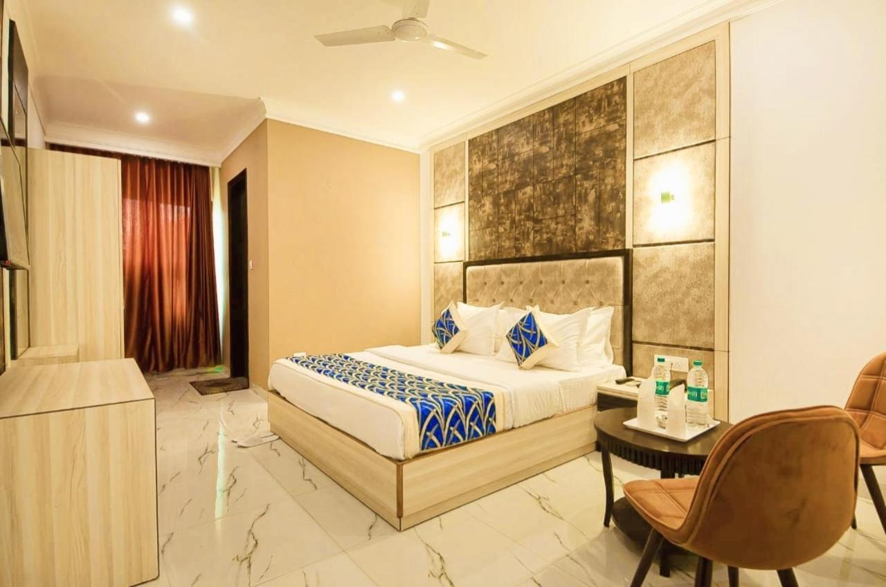 The Almora Residency - Complimentary Airport Trasnfer Hotel New Delhi Bagian luar foto